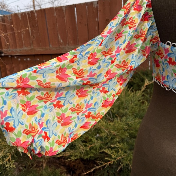 Vintage Look Floral Puff-Sleeve Crop Top – Bright & Romantic - Picture 6 of 7